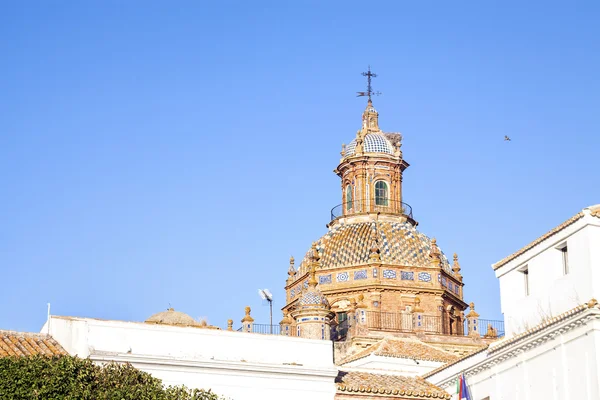 Pohled na "San Pedro" církve v Carmona. Andalusie, Španělsko. — Stock fotografie