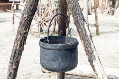 Ateşte eski pot.