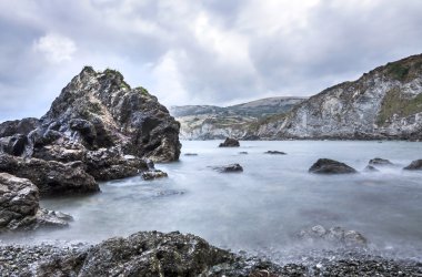 Laredo, Cantabria (İspanya) rock beach. Uzun pozlama.