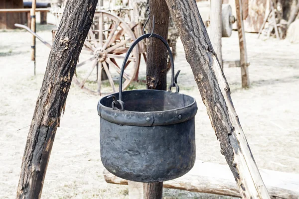 Gamla grytan över elden. — Stockfoto