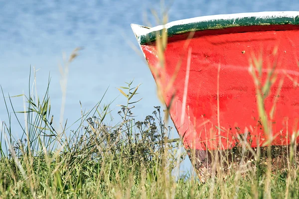 Gammal röd båt på gräset. — Stockfoto