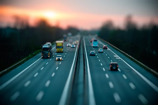 Verkeer op de snelweg — Stockfoto