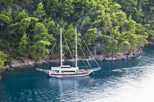 Segelbåt på vatten — Stockfoto