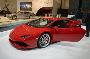 Kırmızı Lamborghini Huracan