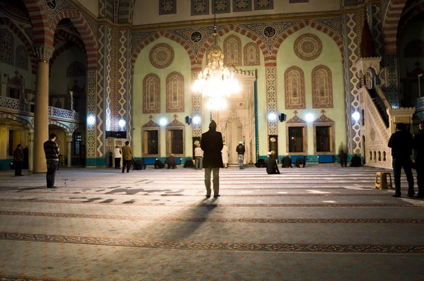 Pessoas orando na mesquita — Fotografia de Stock