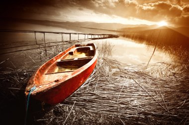 Eski göl günbatımı, teknede 