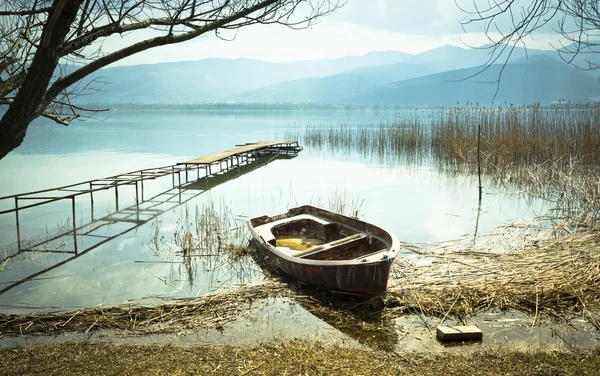 Gamla båt på sjön — Stockfoto