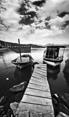 Ahşap iskele ve tekne