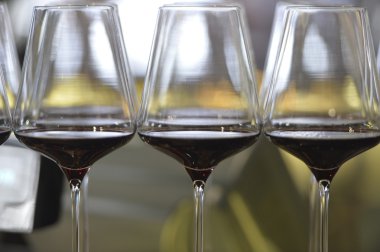 Bir kadeh kırmızı şarap.