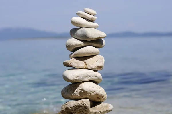 Zen sten på stranden - Stock-foto