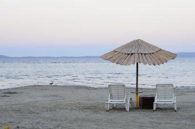 Boş şezlong ve bambu şemsiye