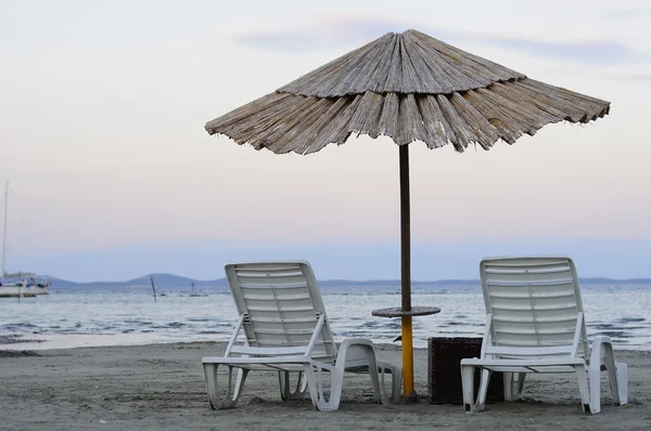 Chaises longues vides et parasols en bambou — Photo