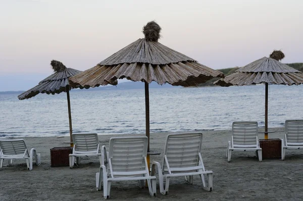 Chaises longues vides et parasols en bambou — Photo