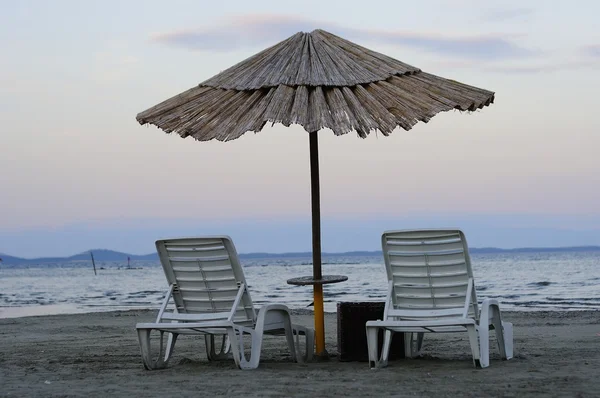 Порожні стільці і бамбукові парасольки — стокове фото
