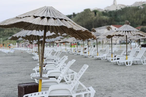 Chaises longues vides et parasols en bambou — Photo