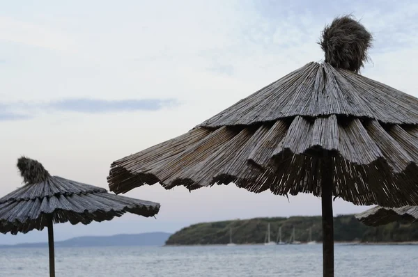 Chaises longues vides et parasols en bambou — Photo