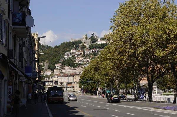 Vários edifícios de apartamentos e arranha-céus em Rijeka — Fotografia de Stock