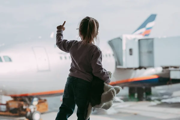 Kleinkind Flughafen Gesichtsmaske Mit Einem Spielzeug Kind Schaut Sich Flugzeug — Stockfoto