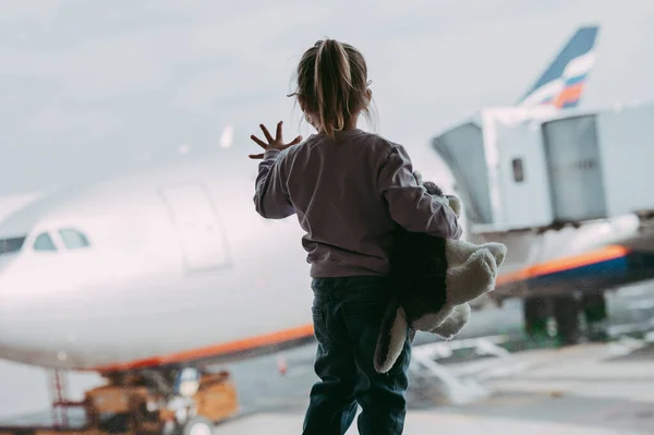 Flicka Flygplatsen Ansiktsmask Med Leksak Barn Titta Flygplan Efter Utbrottet Stockfoto