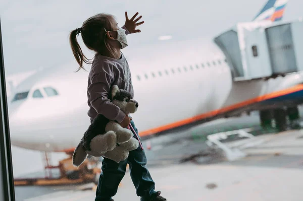 Niña Aeropuerto Con Máscara Facial Sosteniendo Juguete Niño Mira Avión Fotos De Stock