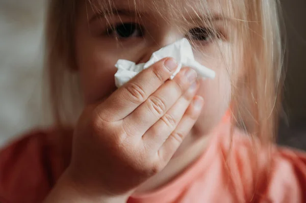 Malade Petite Fille Soufflant Nez Couvrant Avec Mouchoir Les Yeux Images De Stock Libres De Droits