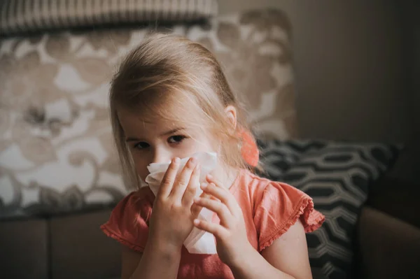 Хвора Маленька Дівчинка Дме Носом Прикриває Його Носовичкою Закритими Очима Стокове Фото