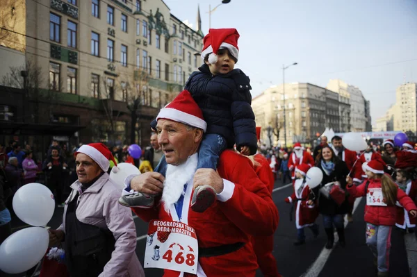 Deelnemers van Belgrado Santa's Race — Stockfoto