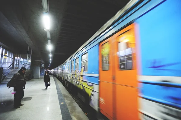 Люди отримують поїзд — стокове фото