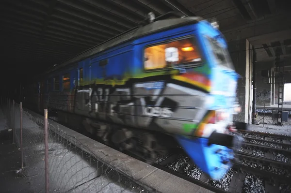 Tren saliendo de la estación —  Fotos de Stock