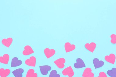 Mavi arka planda kağıt pembe ve mor kalpler, tebrik kartı, Sevgililer Günü - Tatil, Düğün, Kutlama