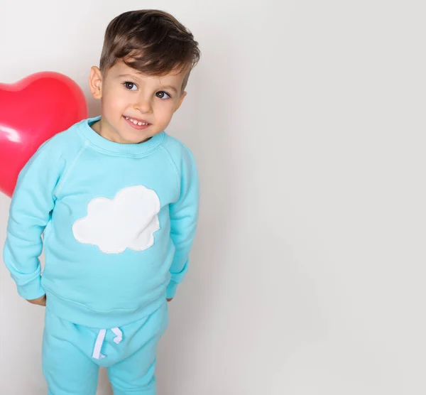 Petit Garçon Sourit Enfant Tenant Ballon Forme Coeur Sur Fond — Photo