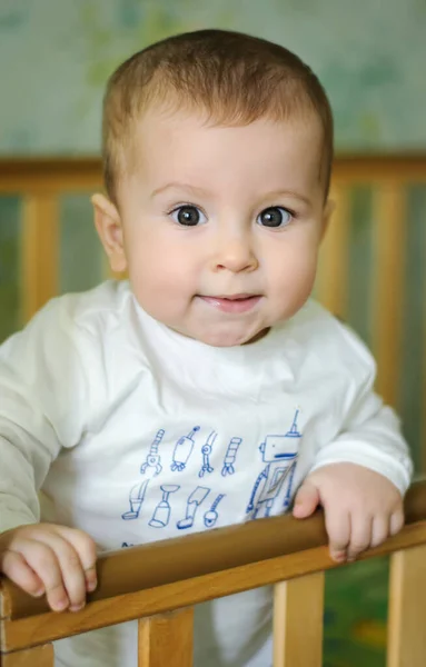 赤ん坊は赤ん坊の感情にある 接近中だ 笑顔の子供 驚いた子よジョイ — ストック写真