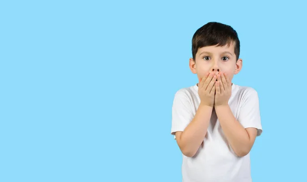 Enfant Surpris Dans Shirt Blanc Sur Fond Bleu Isolé Image — Photo