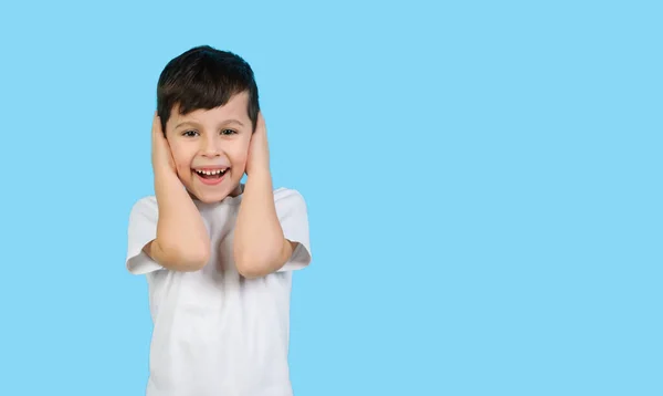 Niño Con Una Camiseta Blanca Cubre Las Orejas Con Las —  Fotos de Stock