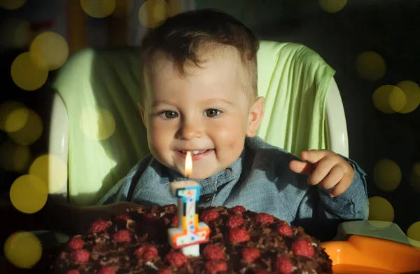 赤ちゃんの誕生日よ 小さな男の子の誕生日 ろうそくのあるケーキ 子供は喜ぶ 笑顔の子供 — ストック写真