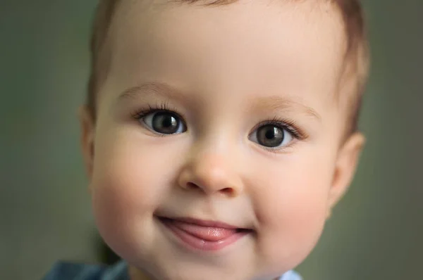 舌を出す赤ん坊 子供の笑顔を閉じます 子供の感情 — ストック写真