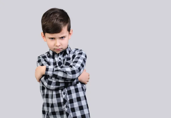 Niño Con Camisa Gris Está Enojado Estudio Gris Aislado Fondo —  Fotos de Stock