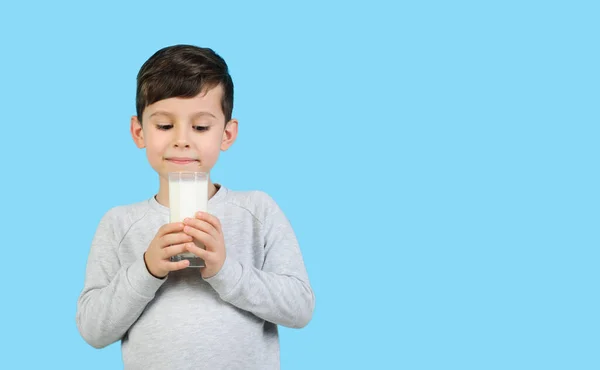 Ein Kind Blickt Auf Ein Glas Milch Junge Einem Grauen — Stockfoto