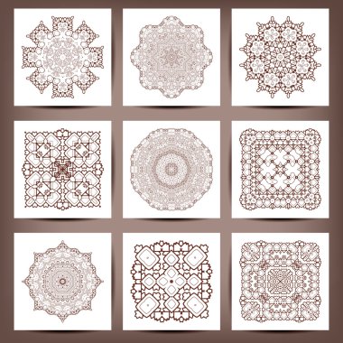 Bir veya iki harf için zarif çiçek monogram tasarım şablonları seti . 