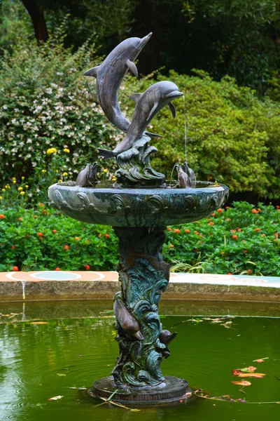 Brunnen im botanischen Garten — Stockfoto