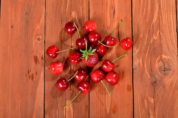 신선한 딸기, 체리와 딸기 나무 테이블에 — 스톡 사진