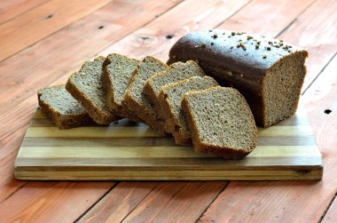 Ahşap masa yakın siyah ekmek dilimleri.