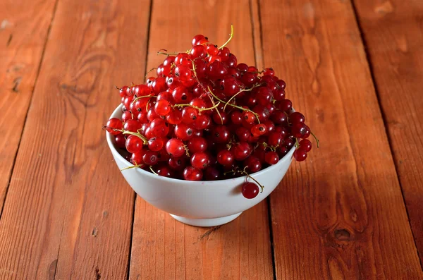 나무 테이블에 빨간 딸기 건포도. — 스톡 사진