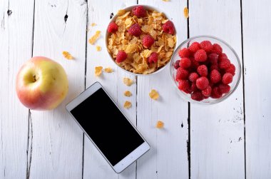 Sağlıklı Kahvaltı, ahududu yulaf ezmesi, bir bardak süt, bir