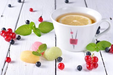 Limon ve nane bir beyaz tahta tabloda çay.