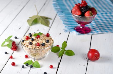 Diyet Kahvaltı: yulaf gevreği ve ahşap masa üzerinde taze çilek