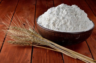 Bir kil kase ve ahşap masa kulaklara un.