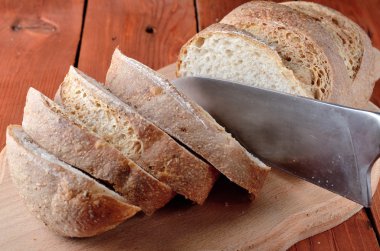 Bir kesme tahtası ve bıçak, c dilimlenmiş adet ekmek