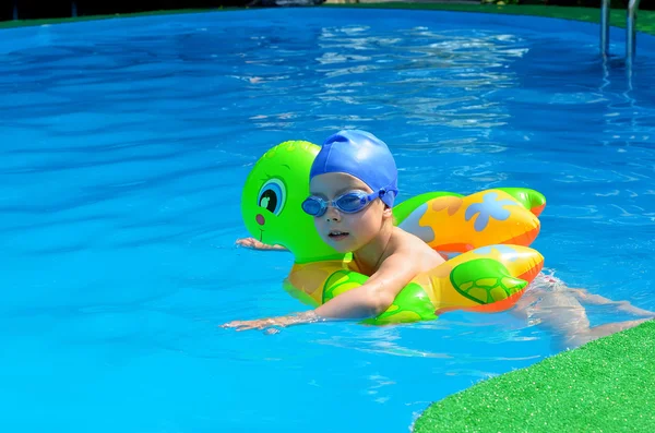 Niña feliz aprendiendo a nadar con piscina. — Foto de Stock