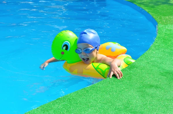 Menina feliz segurando piscina ao mar . — Fotografia de Stock